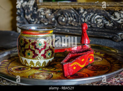 Antike Holz- Glas auf den Tisch und ländliche Haus in Jaipur, Indien. Stockfoto