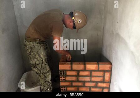 KRAU KOL, Kambodscha (31. 20, 2016) Builder 1. Klasse Devin Trussell, zugeordnet zu den Naval Mobile Konstruktion Bataillon (NMCB) 5, erstellt ein wassereinzugsgebiet Container durch Festlegung der Ziegel in einer Toilette in Krau Kol Entbindungsstation entfernt. NMCB 5 ist der Einsatz westlicher Pazifik NMCB bereit, größeren Kampfhandlungen und humanitäre Hilfe/Katastrophenhilfemaßnahmen zu unterstützen und den allgemeinen Maschinenbau und der Unterstützung der Navy, Marine Corps und gemeinsamer operativer Kräfte zur Verfügung zu stellen. Homeported aus Port Hueneme, Calif., NMCB 5 hat 12 Loslösung Standorten eingesetzt, die in den Vereinigten Staaten und Wir Stockfoto