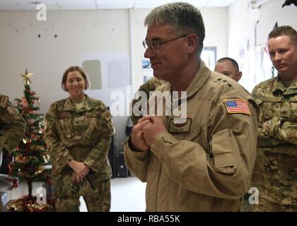 Generalleutnant Sam Cox, der Kommandant der 18. Air Force, spricht mit Fliegern aus der Expeditionary 816th Airlift Squadron bei Al Udeid Air Base, Katar, Dez. 21, 2016. Cox sprach mit verschiedenen Flieger über das Air Mobility Command Mission und präsentiert Münzen zu unterscheiden Flieger im Geschwader. Stockfoto