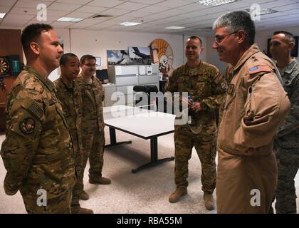 Generalleutnant Sam Cox, der Kommandant der 18. Air Force, grüßt die Flieger aus der Expeditionary 816th Airlift Squadron bei Al Udeid Air Base, Katar, Dez. 21, 2016. Cox sprach mit und mehrere unterschieden Flieger aus dem geschwader geprägt und dann mit ihnen zu Mittag gegessen, wo er beantwortet Fragen zu Führung und die Air Mobility Command Mission. Stockfoto