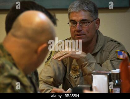 Generalleutnant Sam Cox, der Kommandant der 18. Air Force, beantwortet Fragen über Mittagessen in Al Udeid Air Base, Katar, Dez. 21, 2016. Während im Al Udeid, Cox hatte Mittagessen mit verschiedenen Fliegern aus dem 8 Expeditionary Air Mobility Squadron und der 816Th Expeditionary Airlift Squadron und beantwortet alle Fragen, die Sie für ihn gehabt haben können. Stockfoto