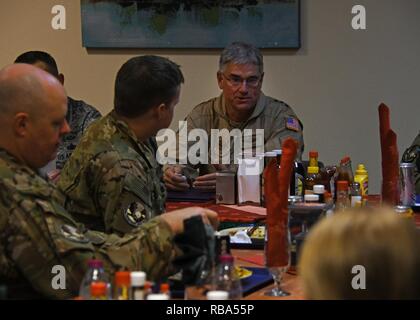 Generalleutnant Sam Cox, der Kommandant der 18. Air Force, hat Mittagessen mit Flieger im Al Udeid Air Base, Katar, Dez. 21, 2016. Cox hatte Mittagessen mit verschiedenen Fliegern aus dem 8 Expeditionary Air Mobility Squadron und der 816Th Expeditionary Airlift Squadron und beantwortet alle Fragen, die Sie für ihn gehabt haben können. Stockfoto