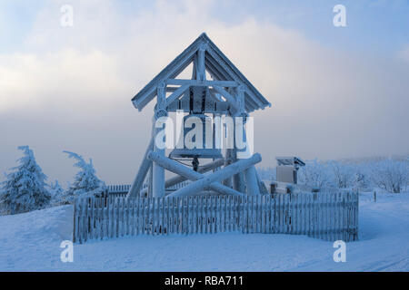 Friedensglocke auf dem Gipfel des Fichtelberg mit Schnee im Winter, Mount Fichtelberg, Oberwiesenthal, Erzgebirge, Erzgebirge, Sachsen, Deutschland, Europa Stockfoto