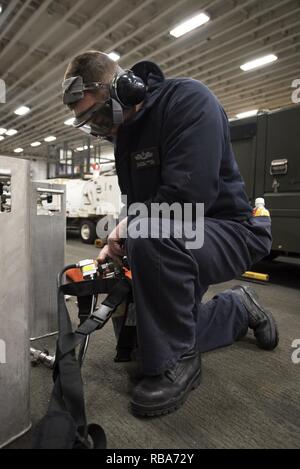 SASEBO, Japan (31. 28, 2016) Schäden Controlman 3. Klasse Samuel Ellison, von Oakland, Calif., pflegt Portable Air Flaschen an Bord amphibisches Schiff USS BONHOMME RICHARD (LHD6). Bonhomme Richard, Vorwärts- und Sasebo, Japan bereitgestellt, das eine schnelle Reaktionsfähigkeit im Falle eines regionalen Kontingenz oder Naturkatastrophe zur Verfügung zu stellen. Stockfoto