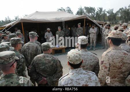 Oberst Jabar Al-boti des kuwaitischen Air Defence Force Adressen seine Truppen neben Generalmajor Blake Ortner, Kommandant der 29 Infanterie Division vor der Konkurrenz während Patriot Tag im kuwaitischen Air Defence Force Headquarters 28. Dezember 2016. Der Wettbewerb zwischen den Kuwaitis und die 69Th Air Defense Artillery Brigade enthalten Ereignisse wie z. B. Einrichten einer MIM-104 Patriot-Waffensystem, ein Fußball-Spiel, und Tauziehen. ( Stockfoto