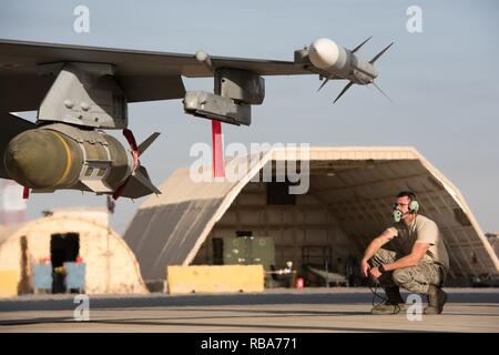 Staff Sgt. Larry Runk, 407 Expeditionary Maintenance Squadron Mannschaft Leiter, (links) spricht mit einem Piloten, der 134 Expeditionary Jagdgeschwader zugeordnet sein Headset während des Preflight Checks am 407 Air Expeditionary Gruppe, Dez. 29, 2016. Die 407 Air Expeditionary Group unterstützt den Betrieb inhärenten Lösen durch Combat Air Missionen durch die USA geflogen und Koalitionspartner. Stockfoto