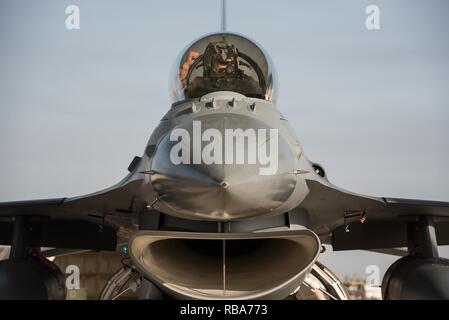 Eine F-16 Fighting Falcon Piloten, die 134 Expeditionary Jagdgeschwader zugeordnet führt Preflight Checks am 407 Air Expeditionary Gruppe, Dez. 29, 2016. Die 134 EFS ist Fliegen Kampfeinsätze für den Betrieb, die Entschlossenheit, die Bemühungen der irakischen Sicherheitskräfte mit den einzigartigen Funktionen von der Fighter squadron ermöglichen und unterstützen. Stockfoto