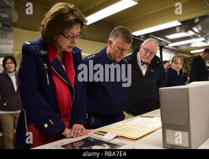 Us-Küstenwache Kommandant Adm. Paul Zukunft und seine Frau Fran De Ninno-Zukunft, Datensätze überprüfen, award Beiträge und Bilder in Bezug auf Petty Officer 1st Class Bernard C. Webber in den National Archives in Washington, D.C., Dez. 30, 2016. Webber ist für seine mutige Rettung von 32 Besatzungsmitgliedern aus dem sinkenden Tanker Pendleton im Jahre 1952 bekannt. Stockfoto