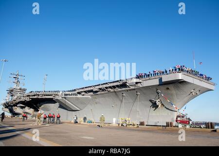 NORFOLK (30. Dezember 2016) Die Flugzeugträger USS Dwight D. Eisenhower (CVN 69) liefert an der Naval Station Norfolk um HOMEPORT. Die Eisenhower Carrier Strike Group sieben - Monat bekämpfung Bereitstellung in der 5. und 6. US-Flotte Bereiche des Betriebes zur Unterstützung der Operation inhärenten Lösen, Maritime Security Operations und Theater Sicherheit Bemühungen um Zusammenarbeit. Stockfoto