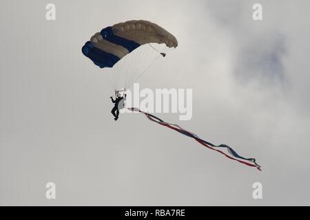 Ein Mitglied von den Flügeln der Blau, US Air Force Parachute Team, führt eine Antenne angezeigt, bevor die 2016 Nova Home Loans Arizona Schüssel am Arizona Stadium in Tucson, Ariz., Dez. 30, 2016. Die US Air Force Academy Flügel Blau haben die Ausbildung der Kadetten seit über 50 Jahren mehr als 22.000 Trainingssprünge jährlich anfallenden zu springen. Stockfoto