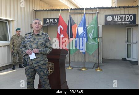 Türkische Luftwaffe Brig. Gen. Murat Selçuk Çol, Hamid Karzai International Airport Commander, gibt Erläuterungen während einer Meteorologie integration Zeremonie in Kabul, Afghanistan, Jan. 1, 2017. (NATO Stockfoto