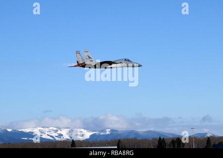 Oberstleutnant Paul Shamy, 123 Fighter Squadron, dauert der Flug in F-15C Eagle 78-482 für sein erstes Training Mission mit einem neuen Flügel, Portland Air National Guard Base, Erz., Jan. 3, 2017. Stockfoto