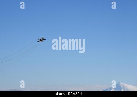 Oberstleutnant Paul Shamy, 123 Fighter Squadron, dauert der Flug in F-15C Eagle 78-482 für sein erstes Training Mission mit einem neuen Flügel, Portland Air National Guard Base, Erz., Jan. 3, 2017. Stockfoto