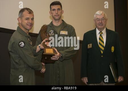 Us Marine Corps Oberst James Wellons, kommandierender Offizier der Marine Aviation Waffen und Taktiken Squadron (MAWTS-1), Links, präsentiert Maj. Casey Nelson, ein MV-22 Osprey Pilot für MAWTS B-1, die 2015 hervorragende pilot Award beim Marine Corps Air Station Yuma, Ariz. Jan. 4, 2017. Us Air Force Generalleutnant Nicholas (Ret.) Kehoe, rechts, erklärte, dass die außergewöhnliche Pilot Auszeichnung würdigt ein Pilot aus jedem Zweig für außergewöhnlichen Service. Nelson, wie angezeigt durch die Leitung und Koordinierung der humanitären Hilfe Mission in Nepal nach geschlagen werden mit Erdbeben. Stockfoto