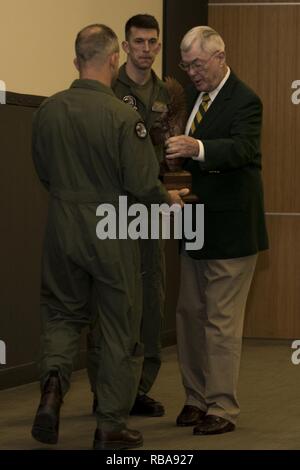 Us Marine Corps Oberst James Wellons, kommandierender Offizier der Marine Aviation Waffen und Taktiken Squadron (MAWTS-1), links, und der US-Luftwaffe, Generalleutnant Nicholas Kehoe (Ret.), rechts, die 2015 hervorragende pilot Award an Maj. Casey Nelson, ein MV-22 Osprey Pilot für MAWTS B-1, bei der Marine Corps Air Station Yuma, Ariz. Jan. 4, 2017. Die außergewöhnliche pilot Auszeichnung würdigt ein Pilot aus jedem Zweig für aussergewöhnlichen Service, Nelson durch die Leitung und Koordinierung der humanitären Hilfe Mission in Nepal nach geschlagen werden mit Erdbeben angezeigt. Stockfoto