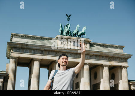 Tourist Guy ein selfie auf dem Hintergrund der Brandenburger Tor in Berlin in Deutschland oder die Bilder der Sehenswürdigkeiten Stockfoto