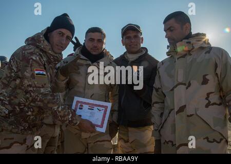 Die irakischen Sicherheitskräfte ihrer Staffelung in Camp Manion, Irak, Jan. 5, 2017 gedenken. Die ISF Mitglieder graduierte von Schulungen durch die Streitkräfte der Koalition zur Bekämpfung der Skill und erhöhen den Erfolg auf dem Schlachtfeld zu verbessern. Das Training wurde zur Unterstützung von Combined Joint Task Force - inhärenten lösen, der globalen Koalition durchgeführt zu besiegen ISIL im Irak und in Syrien. Stockfoto