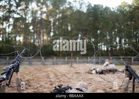 RCT Maria Daume, Platoon 4001, Papa Gesellschaft, 4. rekrutieren Training Bataillon, kriecht unter Konzertina Draht eine Munition Nachschub Laufe auf den Tiegel 5. Januar 2017, auf Parris Island, S.C. Daume war geboren in einem russischen Gefängnis und brachte in Long Island, NY, im Alter von 4, wenn sie und ihr Zwillingsbruder angenommen wurden. Der Tiegel ist Rekrut Ausbildung 54-Stunden ihren Höhepunkt Ereignis, das auf die Probe alles, die Rekruten gelernt haben stellt, seit seiner Ankunft auf Parris Island. Der Tiegel endet mit einer zermürbenden 9-Meile Wanderung bevor Rekruten der Adler, Kugel und Anker Emblem erhalten bedeutet die tran Stockfoto