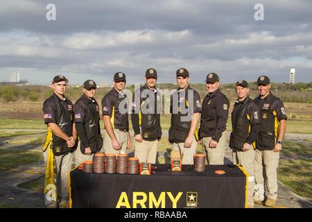 Die US-Armee Treffsicherheit Einheit Schrotflinte Team, Fort Benning, Ga, posierte für ein Foto nach Abschluss einer Schrotflinte Demonstration für lokale einflussreiche Mitglieder als einer der US-Armee All-American Bowl Veranstaltungen. Die US-Armee All-American Bowl ist der Nation premier High School Football Spiel. Stockfoto