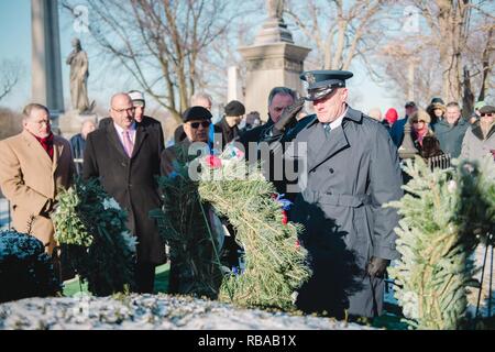 Oberst Gary R. Charlton, stellvertretender Kommandeur des 107. Airlift Wing, Niagara Falls Luft finden, präsentiert einen Kranz am Grab von Präsident Millard Fillmore, im Namen von Präsident Barack Obama, Forest Lawn Friedhof, Buffalo, N.Y., Jan. 6, 2017. Die Zeremonie, die von der Universität in Buffalo gehalten wird, eine Schule, die fillmore war einer der Gründer, der ehemalige Präsident Geburtstag erinnert. Stockfoto