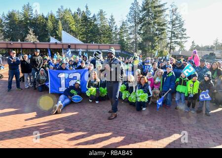 SILERDALE, Washington (Jan. 6, 2017) - Gee Scott, ein Seattle Seahawks Vertreter, zusammen mit den Fans und die SeaGals, jubeln während der Seahawks Pep Rally am Marinestützpunkt Kitsap-Bangor. Die Seahawks Spiel gegen die Detroit Lions in CenturyLink Feld 7. Stockfoto