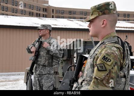 Sgt. Travis Jackson (links) und Pvt. 1. Klasse Zachary Tore, militärischen Polizisten an der 216th Military Police Company, 871 . Truppe Befehl Battalion, 87th Truppe Befehl Brigade, Arkansas National Guard, stand Guard in ein Security Checkpoint zugewiesen an der 2017 National Guard Senior Leaders Conference an der Professional Education Center auf Robinson Manöver Training Center in North Little Rock, Arkansas, am Freitag. Stockfoto