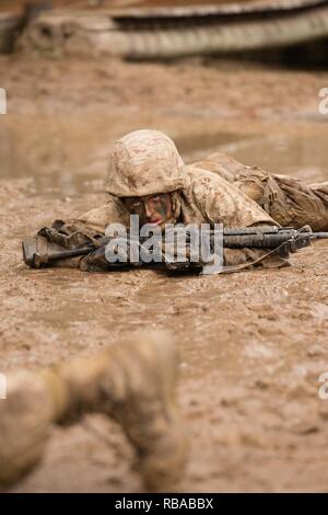 Rct. Maria Daume, Platoon 4001, Papa, 4 Recruit Training Bataillon, kriecht auf einer Bekämpfung der Ausbildung Kurs während der tiegel Jan. 5, 2017, auf Parris Island, S.C. Daume war in einem russischen Gefängnis geboren und auf Long Island, New York, im Alter von 4 Jahren, als sie und ihr Zwillingsbruder angenommen wurden. Der Tiegel ist die Ausbildung des 54-Stunden Höhepunkt, die mit dem Test alles Rekruten da auf Parris Island anreisen, haben gelernt, setzt rekrutieren. Der Tiegel endet mit einer Strapaze 9 Meile Wanderung vor Rekruten der Adler, Globus und Anker Emblem erhalten, was bedeutet, dass die Transformation von rekrutieren Stockfoto