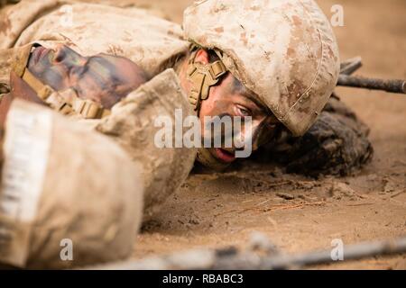 Rct. Maria Daume, Platoon 4001, Papa, 4 Recruit Training Bataillon, schleppt einen simulierten Unfall auf einem Combat Training Kurs während der tiegel Jan. 5, 2017, auf Parris Island, S.C. Daume war in einem russischen Gefängnis geboren und auf Long Island, New York, im Alter von 4 Jahren, als sie und ihr Zwillingsbruder angenommen wurden. Der Tiegel ist die Ausbildung des 54-Stunden Höhepunkt, die mit dem Test alles Rekruten da auf Parris Island anreisen, haben gelernt, setzt rekrutieren. Der Tiegel endet mit einer Strapaze 9 Meile Wanderung vor Rekruten der Adler, Globus und Anker Emblem erhalten, was bedeutet, dass die transformat Stockfoto