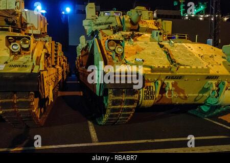 Bremerhaven, Deutschland - eine Gruppe von Armee Bradley Kampffahrzeugen vom 3 Armor Brigade Combat Team, 4 Infanterie Division in Fort Carson, Colorado, warten auf einen Triebwagen für den Versand nach Polen am Hafen in Bremerhaven, Deutschland, Jan. 7, 2017 geladen werden. 3-4 ABCT's Ankunft markiert den Beginn der back-to-back Drehungen von gepanzerten Brigaden in Europa als Teil der Atlantischen lösen. Die Fahrzeuge und Ausrüstungen, in Höhe von insgesamt mehr als 2.700 Stücke, wird Polen für die Zertifizierung vor der Bereitstellung in Europa für den Einsatz in Training mit Partner Nationen geliefert werden. Diese Drehung wird die Abschreckung c Stockfoto