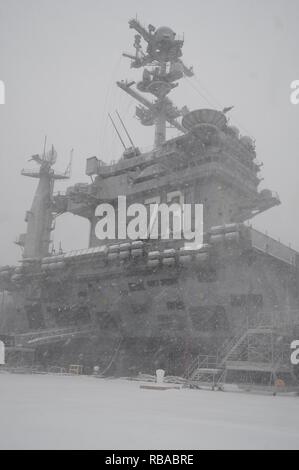 Schnee Wintersturm Helena deckt den Flugzeugträger USS George Washington (CVN 73). Das Schiff ist in Norfolk homeported Vorbereitung nach Newport News, Virginia für die Luftbetankung, komplexe Überholung (RCOH) Wartung zu bewegen. Stockfoto