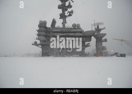 Schnee Wintersturm Helena deckt das Flight Deck der Flugzeugträger USS George Washington (CVN 73). Das Schiff ist in Norfolk homeported Vorbereitung nach Newport News, Virginia für die Luftbetankung, komplexe Überholung (RCOH) Wartung zu bewegen. Stockfoto