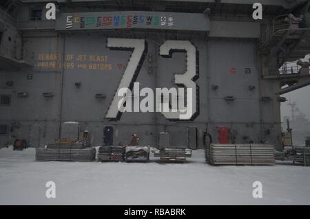 Schnee Wintersturm Helena deckt das Flight Deck der Flugzeugträger USS George Washington (CVN 73). Das Schiff ist in Norfolk homeported Vorbereitung nach Newport News, Virginia für die Luftbetankung, komplexe Überholung (RCOH) Wartung zu bewegen. Stockfoto