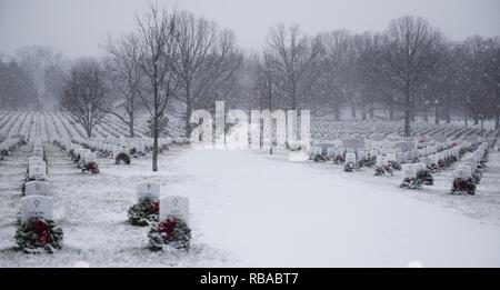 Schnee fällt in Abschnitt 60 von den nationalen Friedhof von Arlington, dem 7. Januar 2017 in Arlington, Virginia. Dies war der erste bedeutende Schneefälle der Saison. Stockfoto