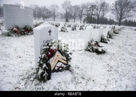 Schnee fällt in Abschnitt 60 von den nationalen Friedhof von Arlington, dem 7. Januar 2017 in Arlington, Virginia. Dies war der erste bedeutende Schneefälle der Saison. Stockfoto