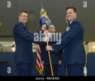 Us Air Force Oberstleutnant Joseph D. Wand erhält eine GUIDON von Oberstleutnant Daniel Stout, 349 Operationen Gruppenkommandant bei einem Befehl Zeremonie für die 79Th Air Refuelling Squadron bei Travis Air Force Base, Calif., Jan. 7, 2017. Wand übernimmt das Kommando der Luftwaffe finden KC-10 Extender Squadron als eine von nur einer Handvoll aktiven - Aufgabe Offiziere im Befehl. Zuvor war er als Director of Operations für die 821St Contingency Response Group, auch bei Travis. Stockfoto