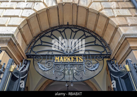 Eingang der Guidhall Markt in Bath, Somerset, Großbritannien Stockfoto