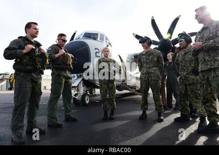 SAN DIEGO (Jan. 7, 2017) Naval Aircrewmen Mechanische 2. Klasse Julia Turpin, ein Flugzeug Kapitän zu Fleet Logistics Support Squadron 30 angebracht, VRC-30 "Anbieter", führt eine Sicherheit Schriftsatz an die Crew auf die Grumman C-2 ein Greyhound während der abschließenden Kontrolle des Flugzeugs vor dem Start. Der Greyhound ist ein Twin-engine, hohe Flügel Cargo Aircraft konzipiert, liefert zu tragen, Mail und Passagiere von und von Flugzeugträgern. Stockfoto