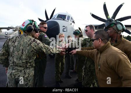 SAN DIEGO (Jan. 7, 2017) Naval Aircrewmen Mechanische 2. Klasse Julia Turpin, ein Flugzeug Kapitän zu Fleet Logistics Support Squadron 30 angebracht, VRC-30 "Anbieter", führt eine Sicherheit Schriftsatz an die Crew auf die Grumman C-2 ein Greyhound während der abschließenden Kontrolle des Flugzeugs vor dem Start. Der Greyhound ist ein Twin-engine, hohe Flügel Cargo Aircraft konzipiert, liefert zu tragen, Mail und Passagiere von und von Flugzeugträgern. Stockfoto