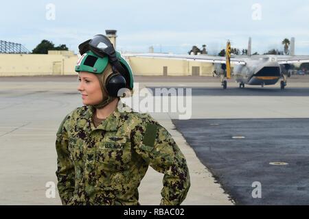 SAN DIEGO (Jan. 7, 2017) Aircrewmen mechanische Mate 2. Klasse Julia Turpin, ein Flugzeug Kapitän zu Fleet Logistics Support Squadron 30 angebracht, VRC-30 "Anbieter", ergänzt ihre Jobs auf die Grumman C-2 ein Greyhound als das Flugzeug Taxi entfernt. Der Greyhound ist ein Twin-engine, hohe Flügel Cargo Aircraft konzipiert, liefert zu tragen, Mail und Passagiere von und von Flugzeugträgern. Stockfoto