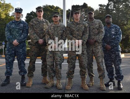 Vier US-Marines und zwei Matrosen posieren für ein Gruppenfoto in Yokosuka, Japan, dem 7. Januar 2017. Die Marines instinktiv reagierten neben lokalen Bewohner, wenn ein Fahrzeug mit fünf Passagiere fiel vom fünften Geschichte von einem Parkhaus in Yokosuka, 31.12.2016. Nachdem die Marines auf Szene angekommen, die Gruppe gemeinsam umgedreht, um die Passagiere vor der japanischen Emergency Medical Services Anreisen zu entfernen. Die Marines sind in den dritten Bataillon zugeordnet, 1 Marine Regiment und freuen Sie sich auf 3 Marine Division eingesetzt, III Marine Expeditionary Force in Okinawa, Japan. Die Sailor Stockfoto