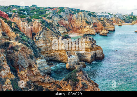 Ozean Algarve Portugal Strand sand Wasser grün blauer Himmel Wellen trübe Sommer Reiseziel Urlaub Klippen Praia da balança Lagos Stockfoto