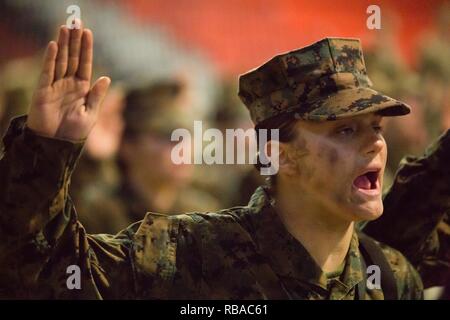 Rct. Maria Daume, Platoon 4001, Papa, 4 Recruit Training Bataillon, wiederholt den Eid der Rekrutierung Jan. 5, 2017, auf Parris Island, S.C. Wiederholung der Eid ist ein Brauch, bekräftigt das Engagement für die Verteidigung der Nation. Daume war in einem russischen Gefängnis geboren und auf Long Island, New York, im Alter von 4 Jahren, als sie und ihr Zwillingsbruder angenommen wurden. Der Tiegel ist die Ausbildung des 54-Stunden Höhepunkt, die mit dem Test alles Rekruten da auf Parris Island anreisen, haben gelernt, setzt rekrutieren. Der Tiegel endet mit einer Strapaze 9 Meile Wanderung vor Rekruten der Adler, der Welt empfangen und Stockfoto