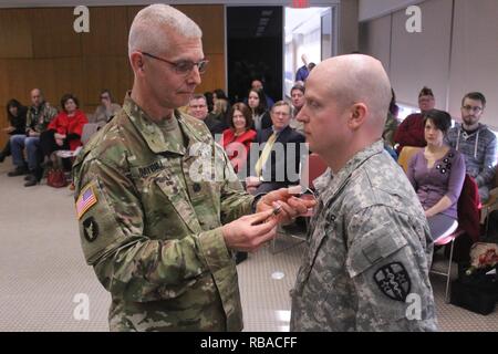 ROCHESTER, Minnesota, USA. Armee finden Staff Sgt. Scott Reese, eine medizinische Fachkraft für Lagerlogistik mit der 7405Th Truppe Medical Clinic in Rochester, wurde die Militärische herausragende Ehrenamtliche Service Medal (MOVSM) durch Oberstleutnant Ed Graybill, Kommandant der 7212Th Medical Support Unit, 8. Januar 2017 vergeben. Reese war die MOVSM für seine herausragende ehrenamtliche Arbeit in der Rochester Gemeinschaft, die über seine Pflichten als Mitglied der Streitkräfte der Vereinigten Staaten erforderlich waren ausgezeichnet. ( Stockfoto