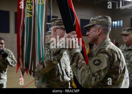 Brig. Gen. Jon Jensen das Kommando über die 34. Red Bull Infanterie der Minnesota National Guard Division von Generalmajor Neal Loidolt bei einem Befehl Zeremonie, dem 7. Januar 2017, Rosemount, Minnesota. (Minnesota National Guard Stockfoto