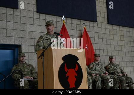 Brig. Gen. Jon Jensen das Kommando über die 34. Red Bull Infanterie der Minnesota National Guard Division von Generalmajor Neal Loidolt bei einem Befehl Zeremonie, dem 7. Januar 2017, Rosemount, Minnesota. (Minnesota National Guard Stockfoto