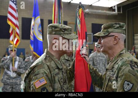 Brig. Gen. Jon Jensen das Kommando über die 34. Red Bull Infanterie der Minnesota National Guard Division von Generalmajor Neal Loidolt bei einem Befehl Zeremonie, dem 7. Januar 2017, Rosemount, Minnesota. (Minnesota National Guard Stockfoto