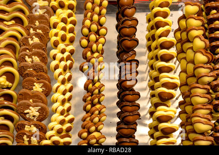 Verschiedene leckere Süßigkeiten zu essen. Schokolade bit Größe zum Verkauf in lokalen Schokolade speichern. selektive Fokus Stockfoto