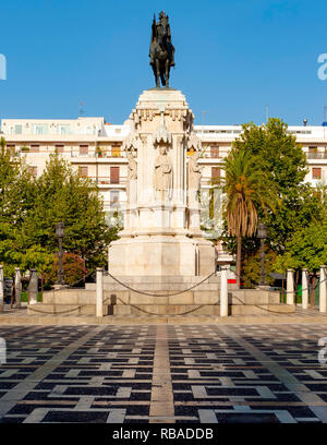 Die neue quadratische (Plaza Nueva) und das Denkmal von Fernando III The Saint (Fernando III el Santo) in Sevilla, Spanien. Stockfoto