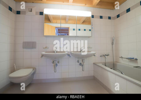 Modernes Badezimmer in einem leeren und renovierte Apartment mit zwei Waschbecken und eine Badewanne Stockfoto