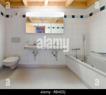 Modernes Badezimmer in einem leeren und renovierte Apartment mit zwei Waschbecken und eine Badewanne Stockfoto